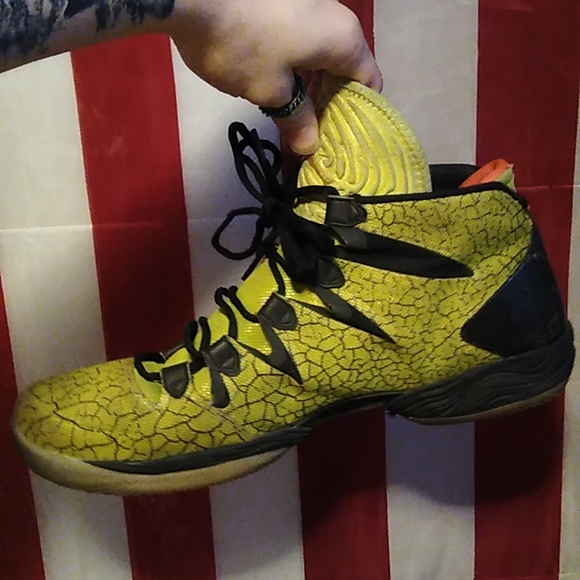 Jordan Neon Yellow Basketball Shoes - Picture 4 of 5